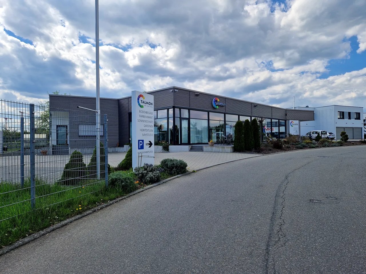 Betriebsgebäude in Holzbauweise mit Glasfront