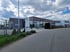 Neues Betriebsgebäude in Holzbauweise mit großer Glasfront und Parkplatz