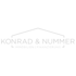 Weißes Logo „KONRAD & NUMMER“ mit Dachsymbol und Text „IMMOBILIEN | FINANZIERUNG“ auf dunkelgrünem Hintergrund.