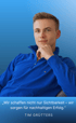 Junger Mann in blauem Pullover, die Hand am Kinn, mit Text "TIM GRÜTTERS".