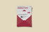 Offener roter Umschlag mit einem weißen Blatt Papier, auf dem "Jetzt anmelden für unseren NEWSLETTER!" steht.