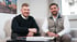 Porträt von Fabian und Christian Roßmann auf einer Couch sitzend – Experten für Bauprojekte.