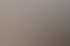 Zwei Personen halten Händchen vor einer unscharfen Bergkulisse im warmen Sonnenlicht.