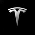 Silbernes Tesla-Logo auf schwarzem Hintergrund.