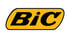Bic Logo mit schwarzer, kursiver Schrift auf einem gelben, abgerundeten Parallelogramm mit schwarzem Rand.