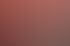 Ein lachendes Paar umarmt sich vor einem rot-weiß gestreiften Zirkuszelt.