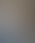 Eine blonde Frau in einem cremefarbenen Blazer lächelt eine andere Person an, während sie ein Tablet und einen Stift hält.