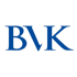 Blaues BVK-Logo mit Serifen auf dunkelgrünem Hintergrund.
