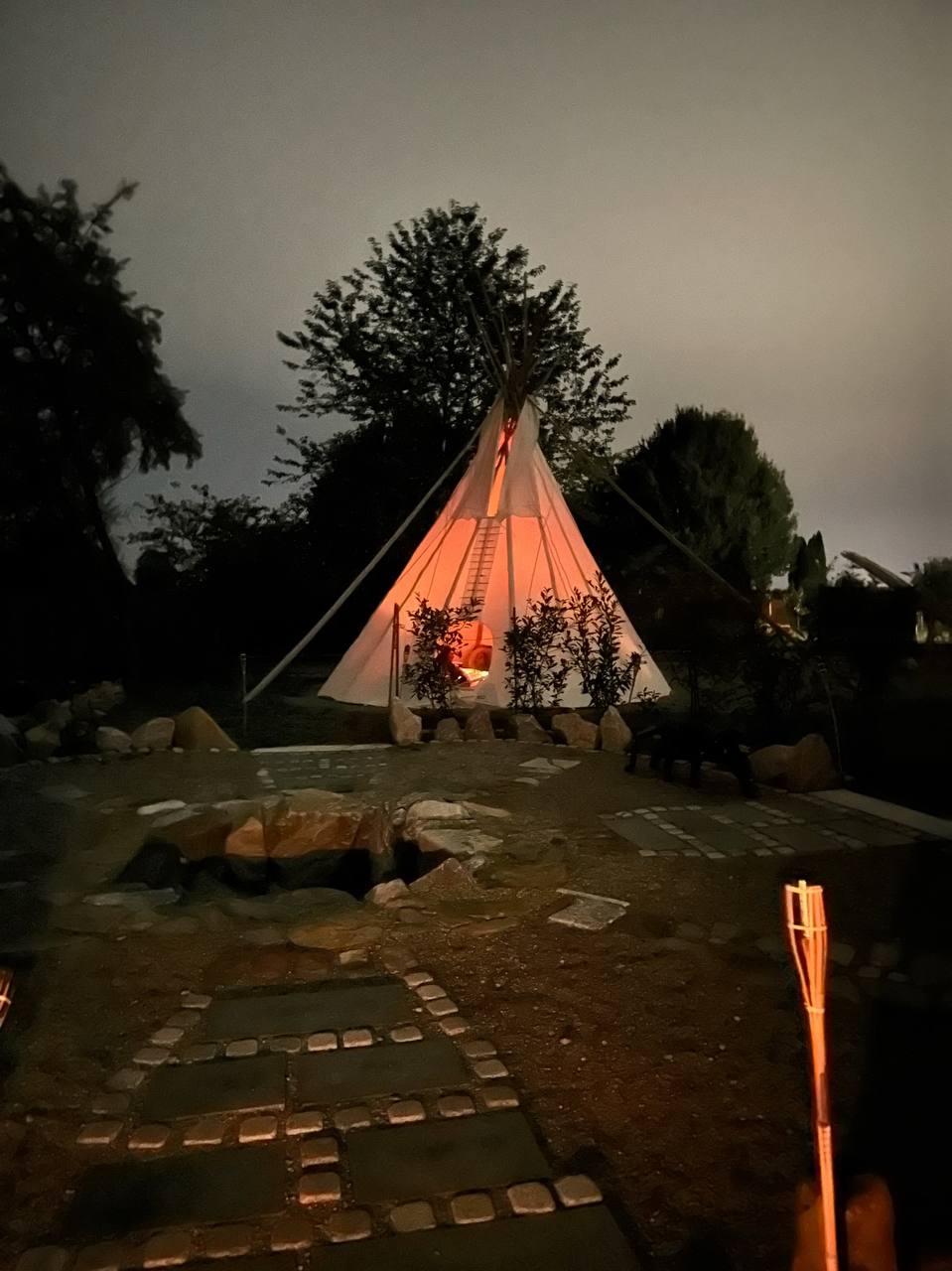 Zwei Menschen in sanfter Umarmung