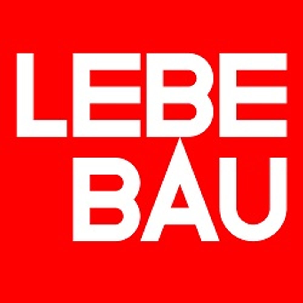 Weißer Text "LEBE BAU" auf rotem Hintergrund.