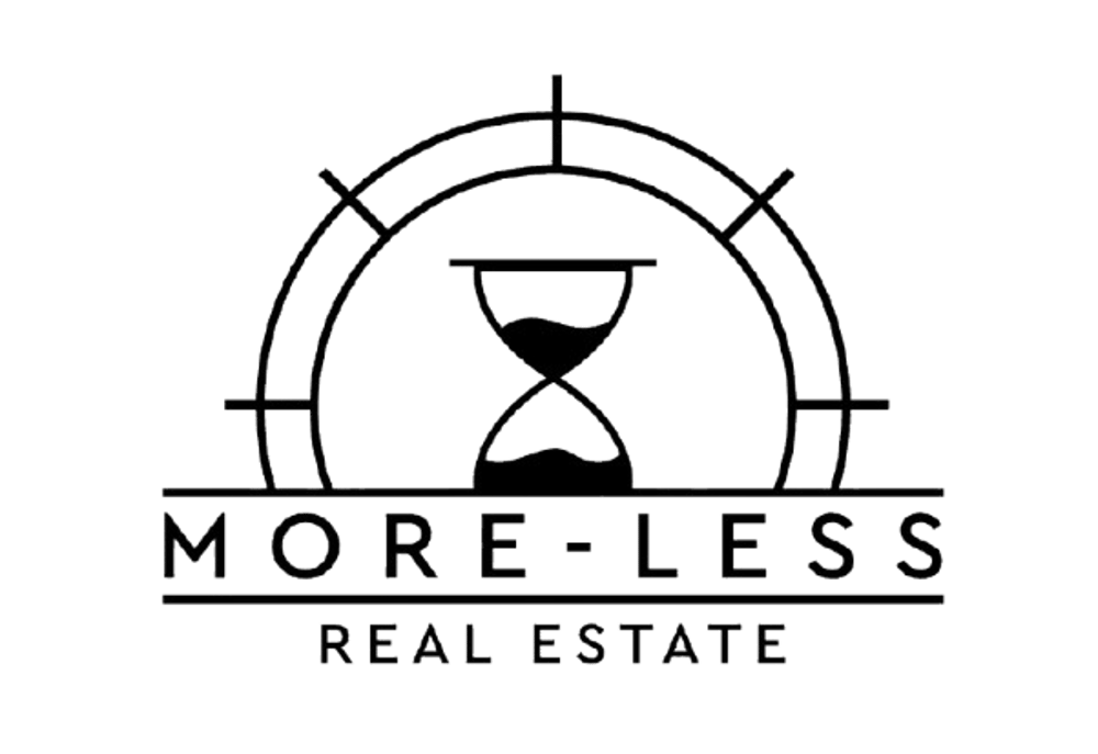 Sanduhr-Logo mit Text "MORE-LESS REAL ESTATE" auf dunkelgrünem Hintergrund.