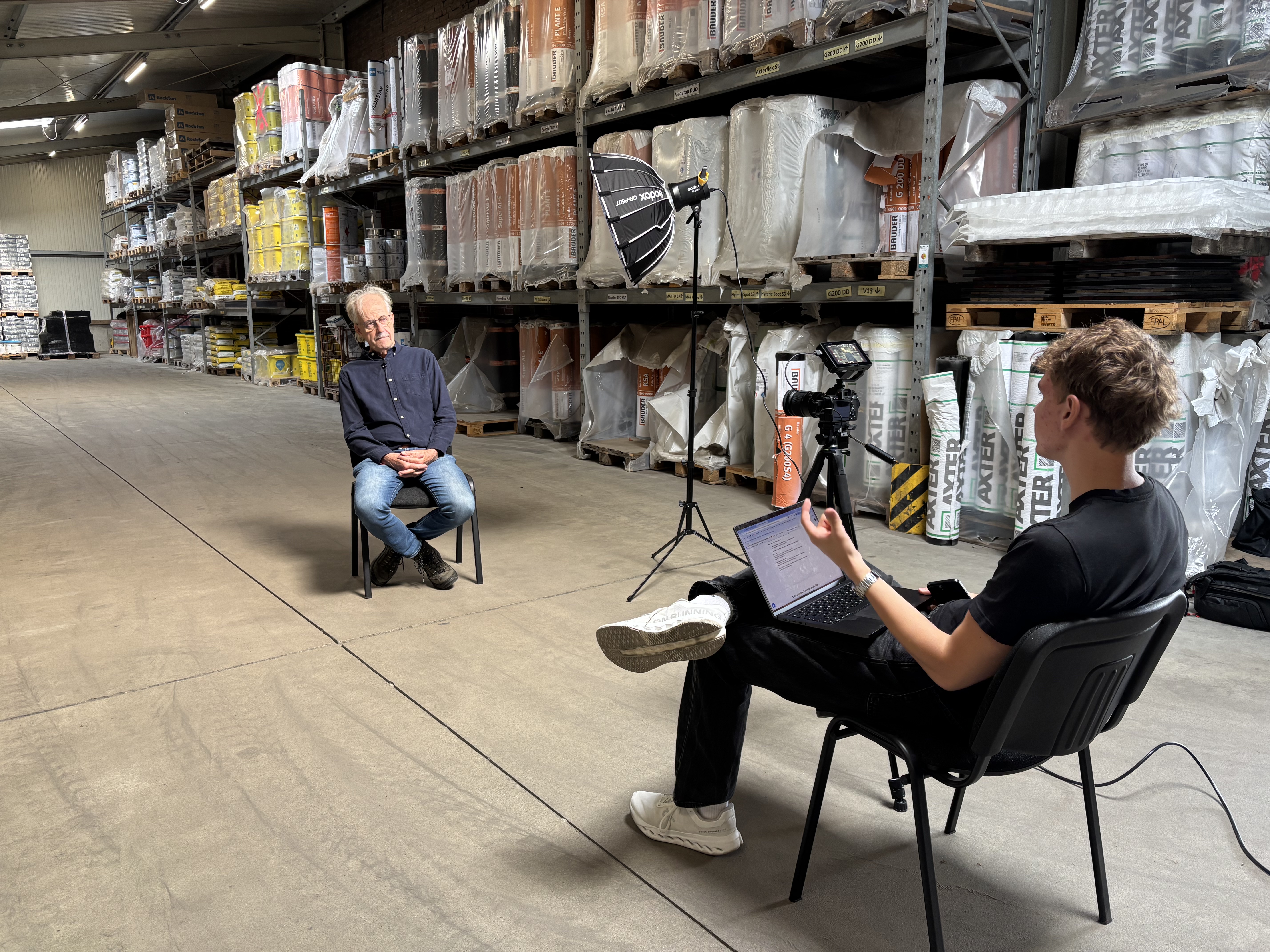 Videoproduktion vor Ort in einer Lagerhalle