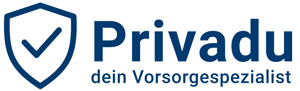 Logo: Blaues Schild mit Häkchen, daneben "Privadu dein Vorsorgespezialist" in Blau auf Dunkelgrün.