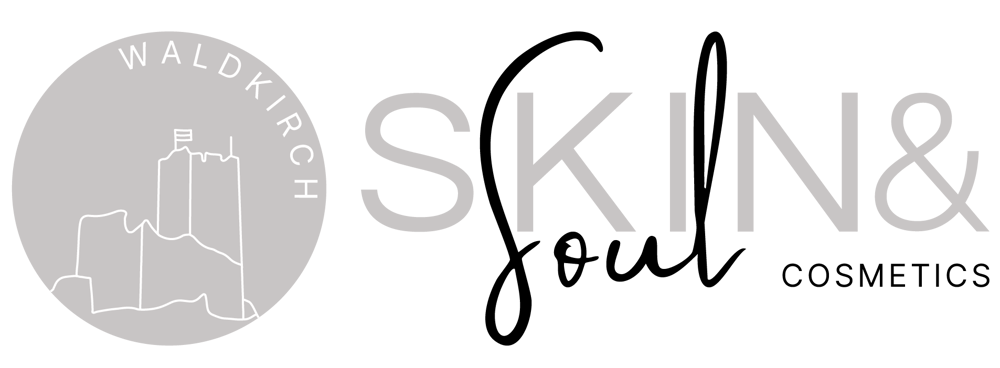 Logo auf grünem Hintergrund: links ein grauer Kreis mit der Aufschrift "WALDKIRCH" und einer Burgsilhouette, rechts daneben "SKIN & Soul COSMETICS".