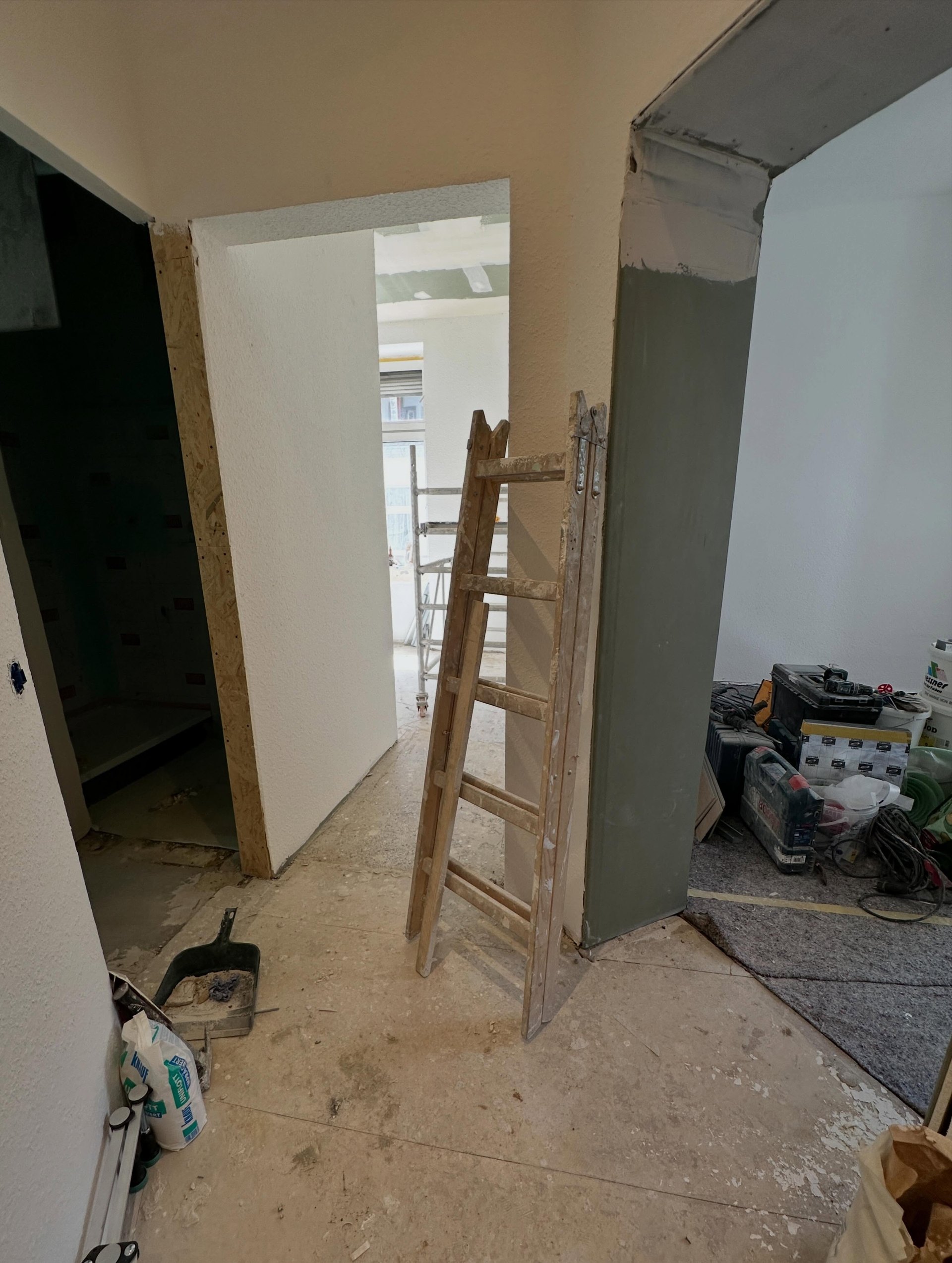 Innenraum während des Ausbaus mit Leiter und Türöffnung
