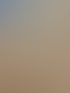 Viele verschiedene Klangschalen auf Yogamatte, vor einem Yogakissen. Instrumente und Schlägel für ein Soundbad liegen daneben.