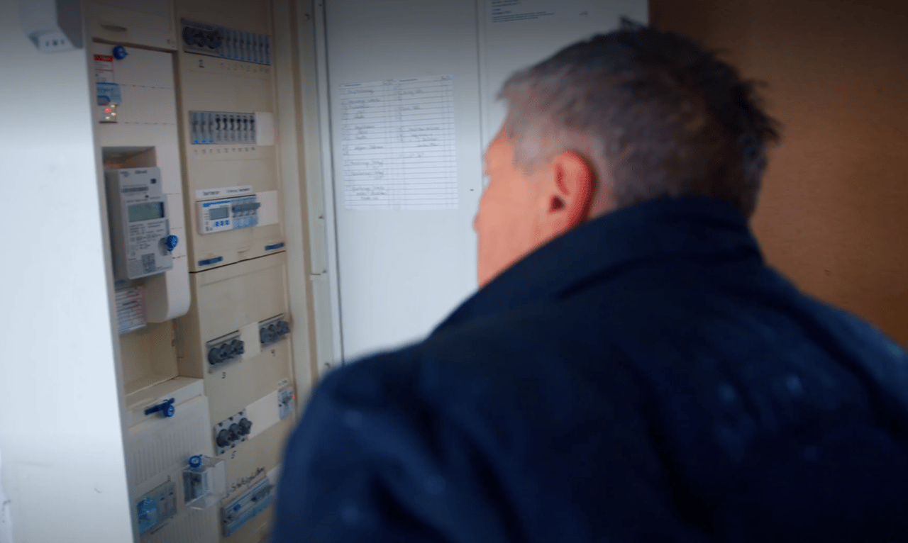 Friedhelm Fink prüft den Zählerschrank der Gärtnerei