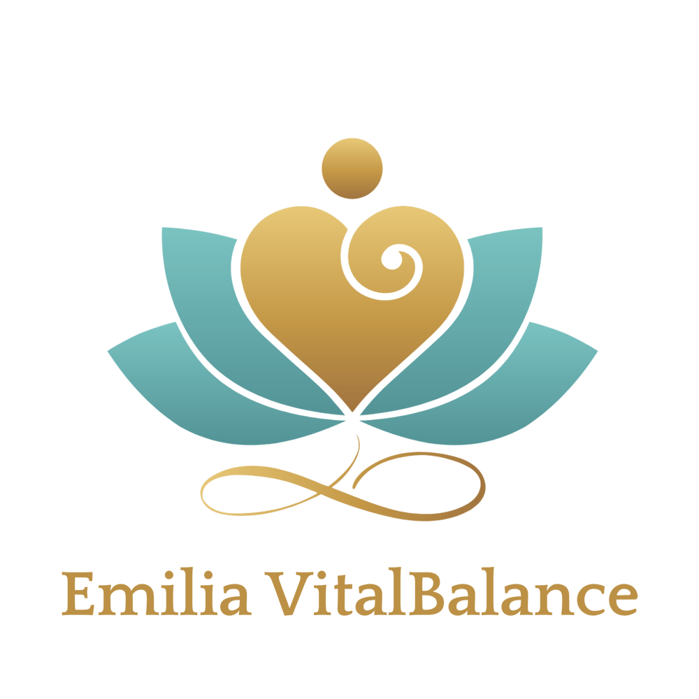 Goldenes Herz über blauen Lotusblättern mit Text „Emilia VitalBalance“ auf dunkelgrünem Hintergrund.