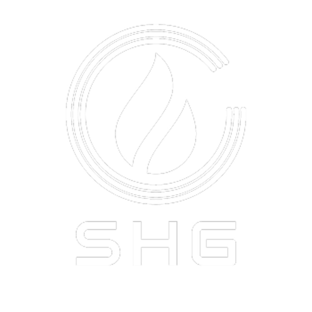 Weißes SHG-Logo mit Flammen- und C-Form auf grünem Hintergrund.