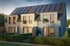 Orangefarbenes Haus mit Solarmodulen auf dem Dach, davor ein Erwachsener mit zwei Kindern.