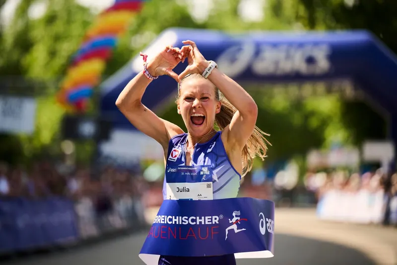 Julia Mayer formt beim Zieleinlauf des Österreichischen Frauenlaufs 2026 mit den Händen ein Herz