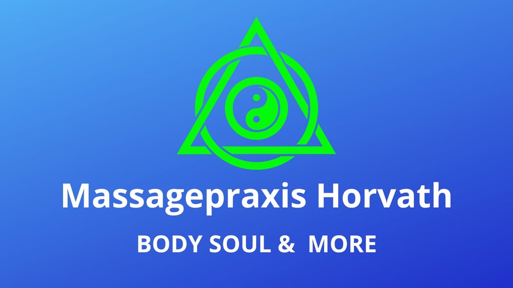 Logo der Massagepraxis Horvath: Grünes Yin-Yang-Symbol in Dreieck und Kreis auf blauem Grund.