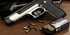 Pistolet i amunicja na stole w Strzelnicy EMJOT. Profesjonalne wyposażenie do treningów strzeleckich