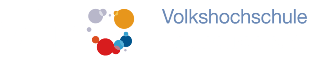 Logo der Volkshochschule Kaufbeuren e.V. mit weißen "vhs"-Buchstaben und bunten Kreisen.