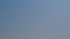 Große, isolierte Metallrohre und Lüftungsgeräte auf einem Flachdach unter blauem Himmel.
