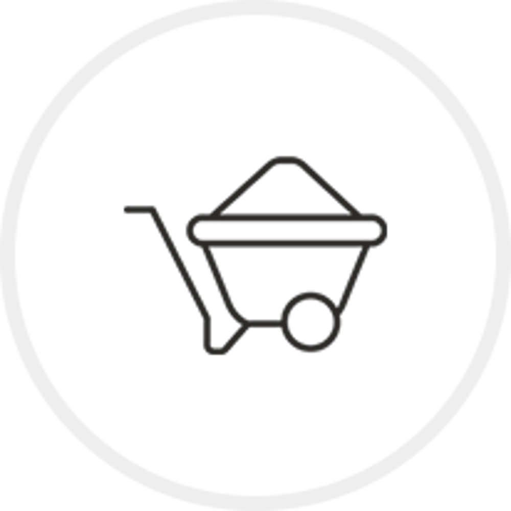 Schubkarre mit Erde oder Sand auf dunkelgrünem Kreis mit weißem Rand.