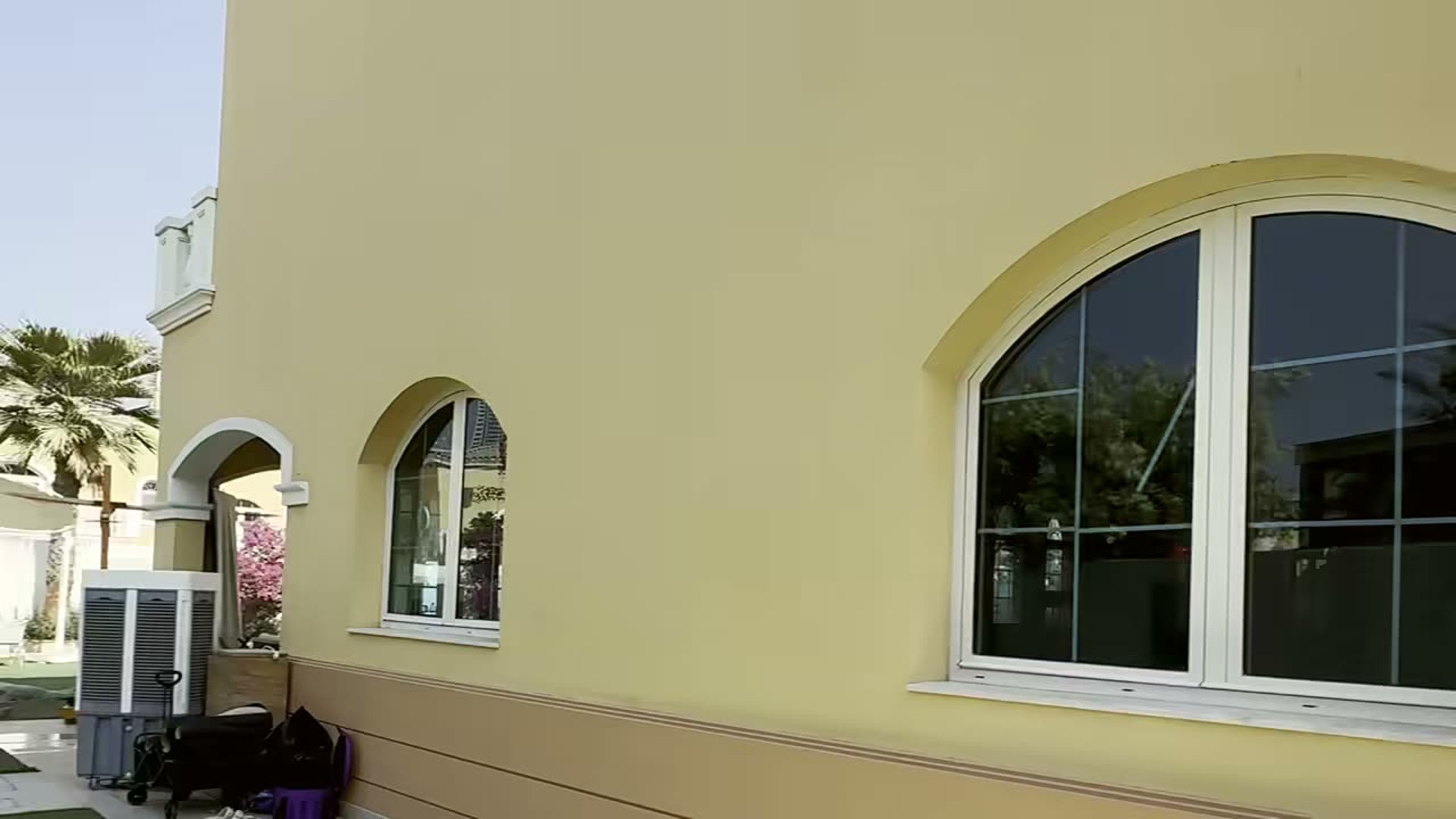 Weg zum Eingang der Villa