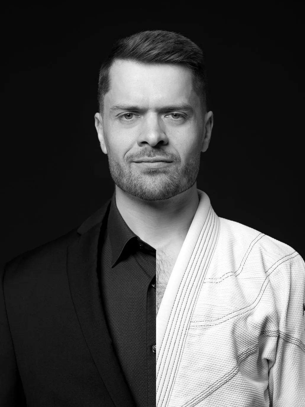 Porträt von Nils Westrich, zur Hälfte im Anzug, zur Hälfte im Jiu-Jitsu-Gi