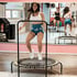 Frau springt auf Trampolin beim Jumping Fitness