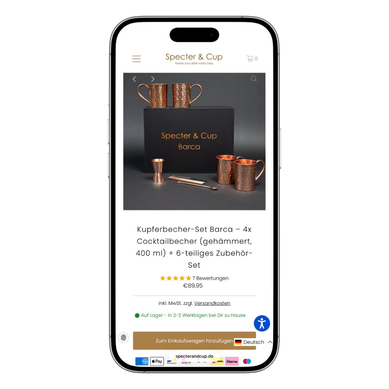 Smartphone zeigt die Produktseite eines gehämmerten Kupferbecher-Sets „Barca“ mit 4 Cocktailbechern und 6 Zubehörteilen.