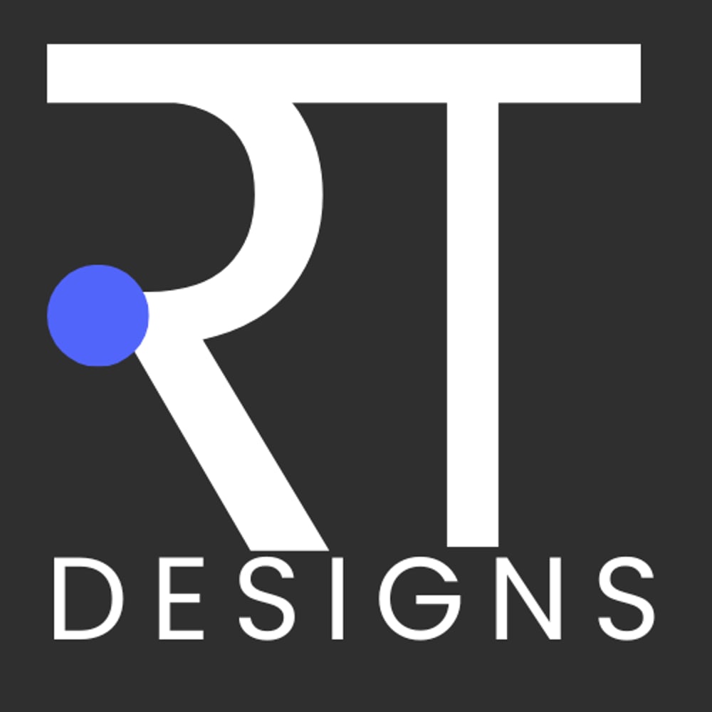 Weißes RT DESIGNS Logo mit einem blauen Punkt auf dunkelgrauem Hintergrund.