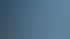 Zwei Personen gehen durch einen Serverraum mit Reihen von schwarzen Serverschränken.