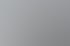 Ein 3D-Drucker mit Metallrahmen und transparenten Seiten druckt graue Würfel. Ein Bildschirm zeigt "Zortrax".