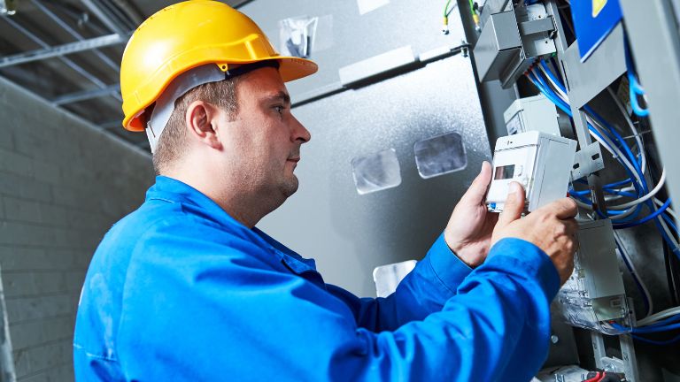 Fachhandwerker bei der Installation und Verkabelung im Schaltschrank