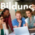 Fünf junge, lächelnde Erwachsene schauen gemeinsam auf einen Laptop. Großes weißes Wort: "Bildung".