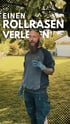 Mann mit Bart im Garten, darüber Text "VORHER NACHHER ROLLRASEN".