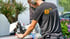 Lieferwagen von LIFE Liftsysteme steht vor dem Haus eines Kunden, bei dem ein Hublift montiert wurde