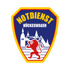 Abzeichen mit goldenem Rand, blauem Hintergrund, weißer Stadtansicht, rotem Löwen und Text "NOTDIENST HÜCKESWAGEN".