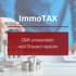 Eine Person hält einen Stift über ein Modellhaus, mit den Texten "ImmoTAX" und "Stiftung gründen".
