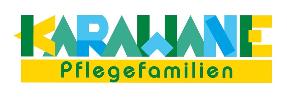 Logo Karawane Pflegefamilien mit buntem Schriftzug in Grün, Blau und Gelb auf weißem Hintergrund.