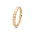 Schmaler Ring aus Roségold mit eingraviertem Rautenmuster und einem kleinen, mittig eingefassten Diamanten.
