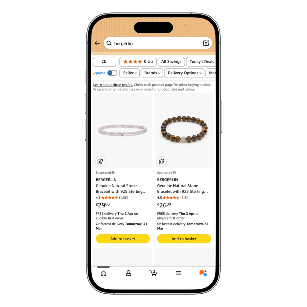 Ein Smartphone zeigt die Amazon-App mit Suchergebnissen für „bergerlin“, zwei Armbänder sind zu sehen.