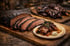 Geräuchertes Brisket, in Scheiben geschnitten, mit einer Portion auf einem Teller und Rippchen im Hintergrund.