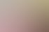 Eine Frau mit lockigem Haar und pinker Jacke sitzt am Schreibtisch und arbeitet an einem Computer mit zwei Monitoren.