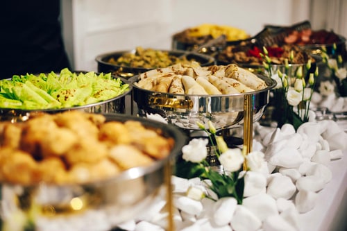 Catering-Buffet mit Warmhaltebehältern