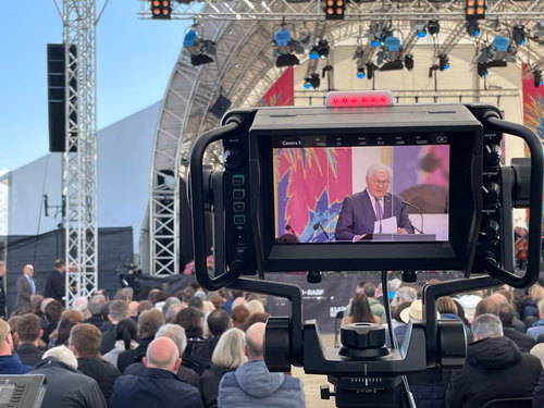 Kamera mit Monitor bei einer Veranstaltung im Publikum